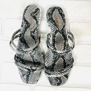 Express Sandals Snakeskin Women’s Size 6 Flat Sandals, Grey/White‎